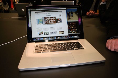 macbook-pro-unibody-17-2 macbook pro unibody 17 2 450x299 Macworld 2009 unibody Macbook Pro 17"