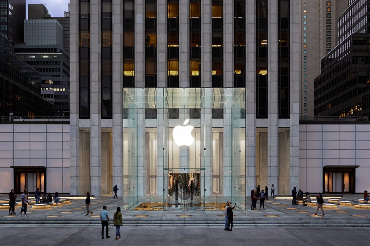 Ikonická kostka je zpět. Apple Store na 5th Avenue po dvou letech znovuotevírá své brány Náhled