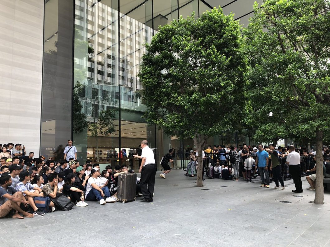 Apple začal prodávat iPhony 11. U Apple Storů se na nové telefony tvoří fronty Náhled