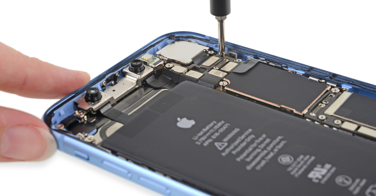 iFixit rozebral iPhone XR. Novinka vypadá jako kříženec iPhonu 8 a X