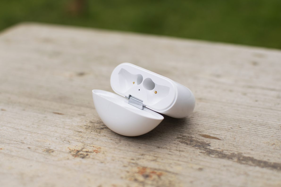 Что лучше airpods или freebuds 3