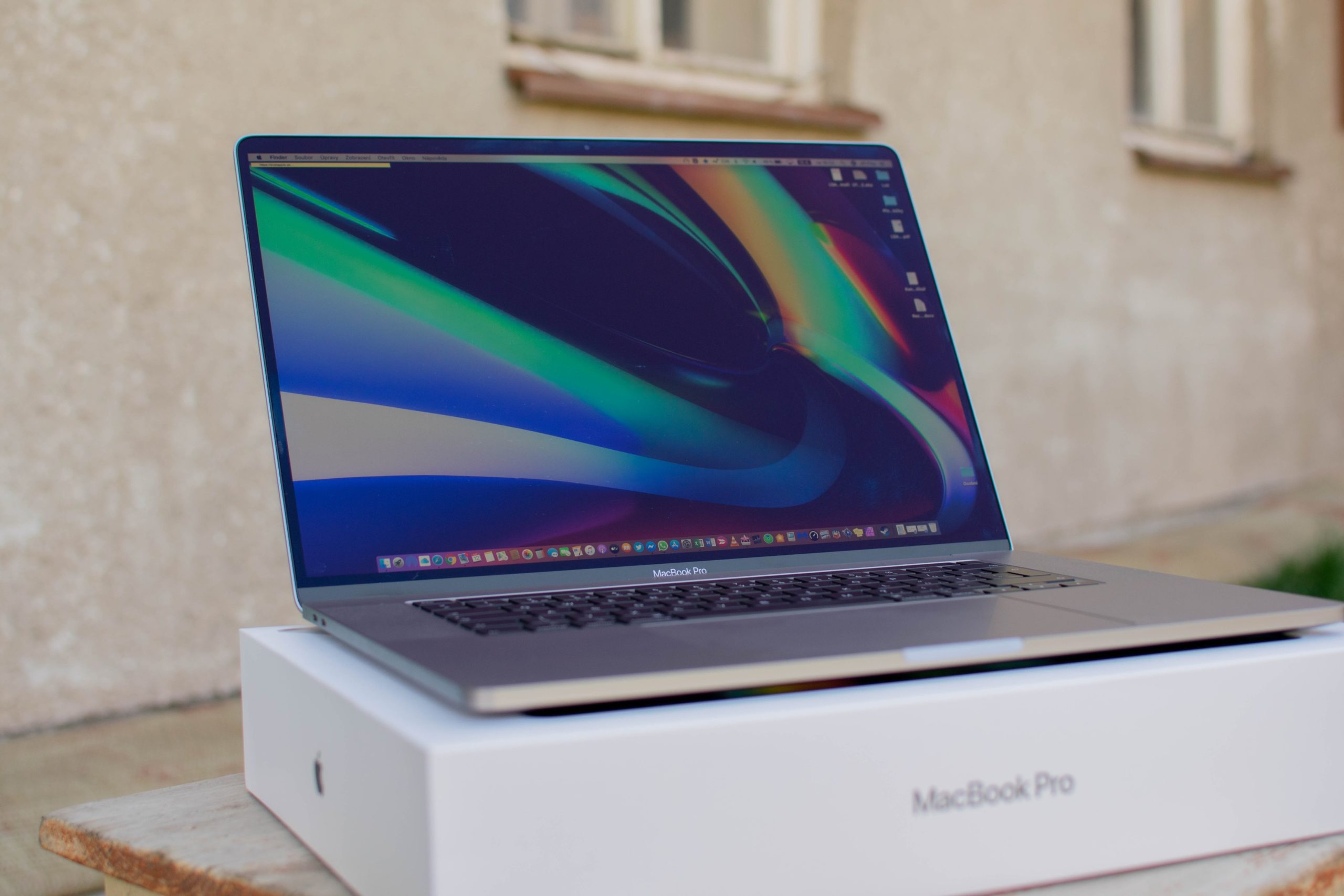 macbook pro 16 10 MacBook Pro 16"