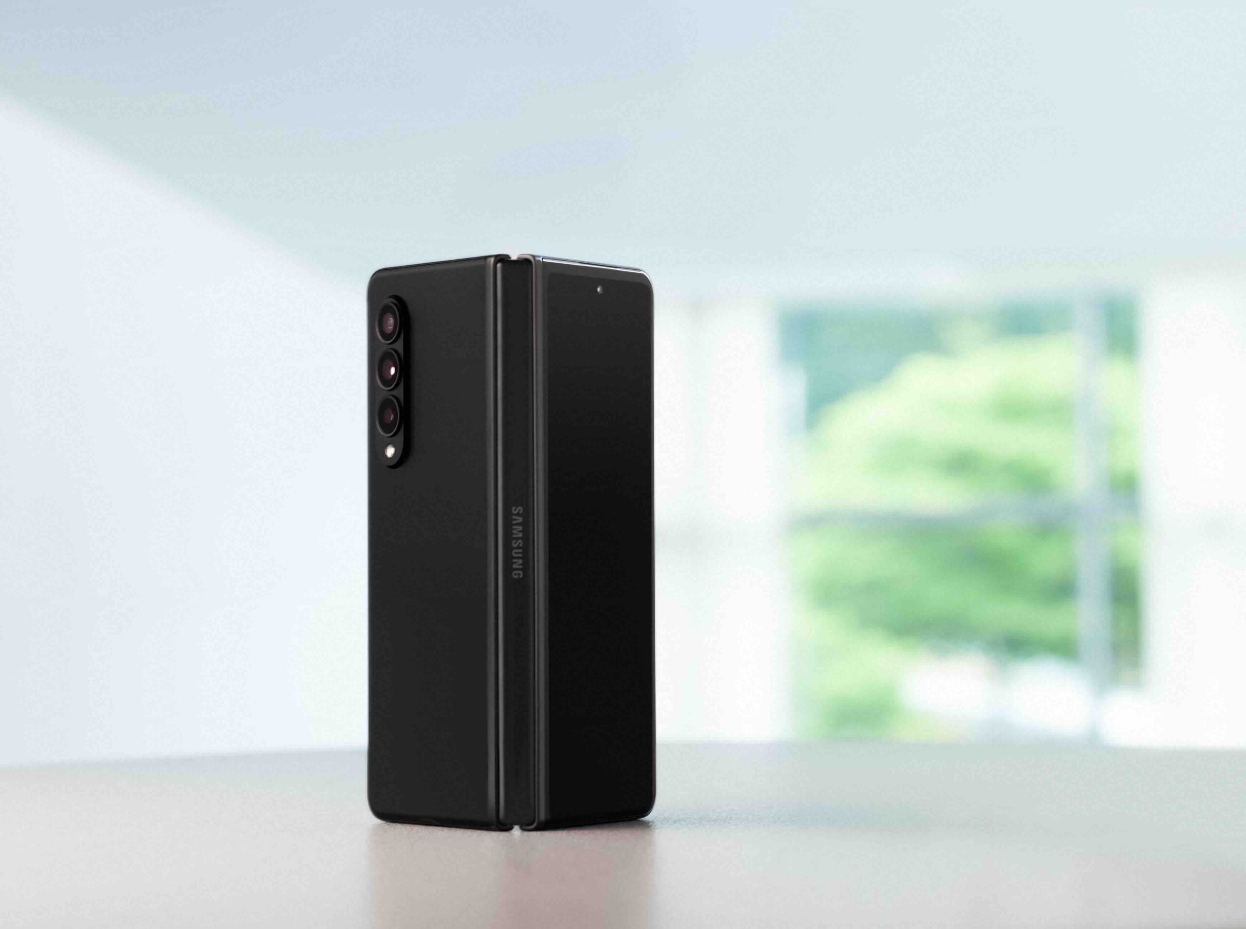 02_01 Q2 Product_01_galaxyzfold3_5g_phantomblack_H Samsung Galaxy Z Flip3