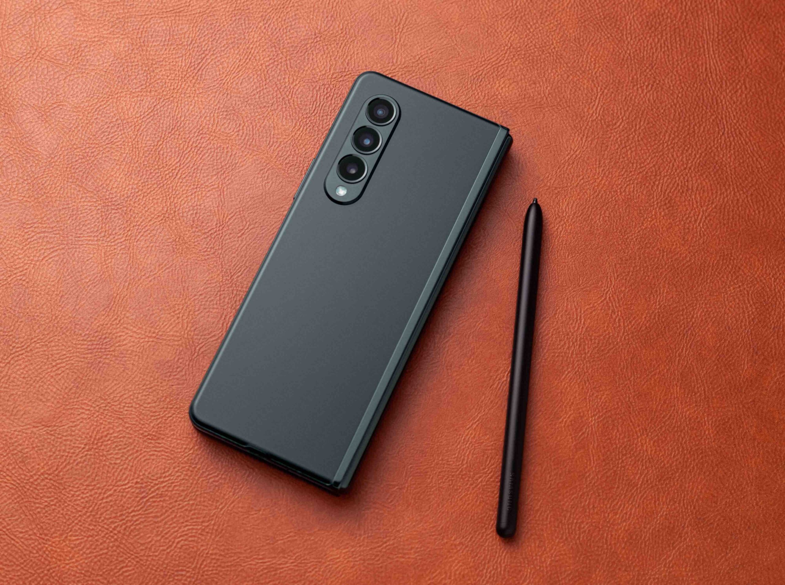 02_01 Q2 Product_03_galaxyzfold3_5g_spen_phantomgreen_H Samsung Galaxy Z Flip3