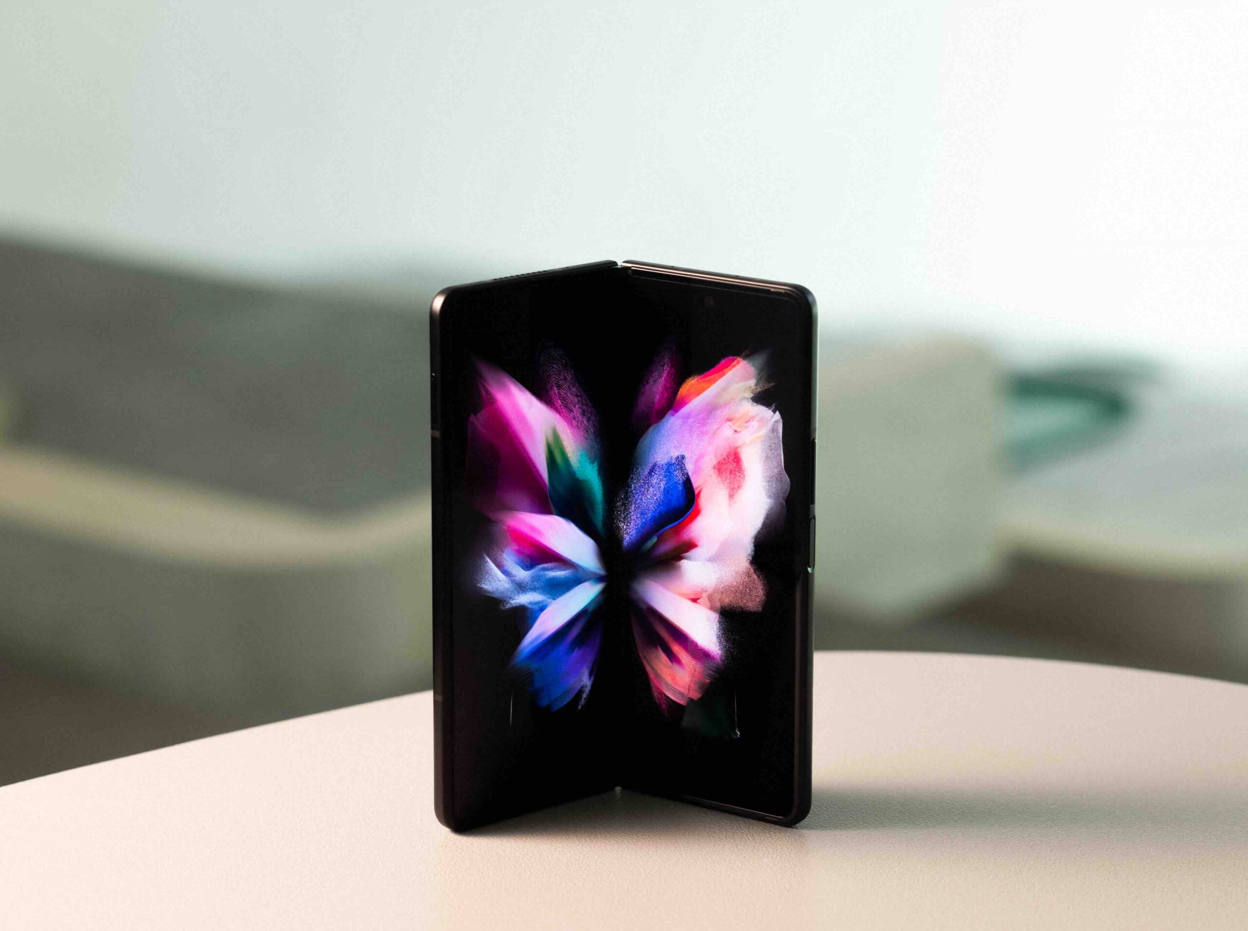 02_01 Q2 Product_05_galaxyzfold3_5g_phantomblack_H Samsung Galaxy Z Flip3
