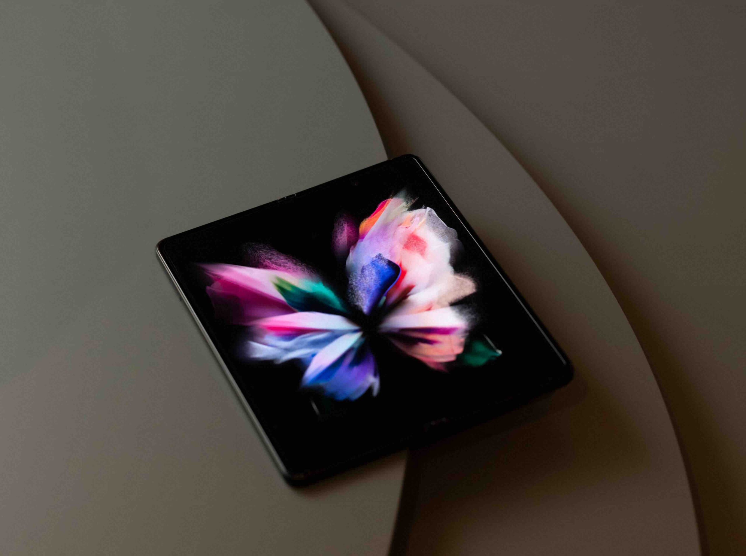 02_01 Q2 Product_07_galaxyzfold3_5g_phantomblack_H Samsung Galaxy Z Flip3