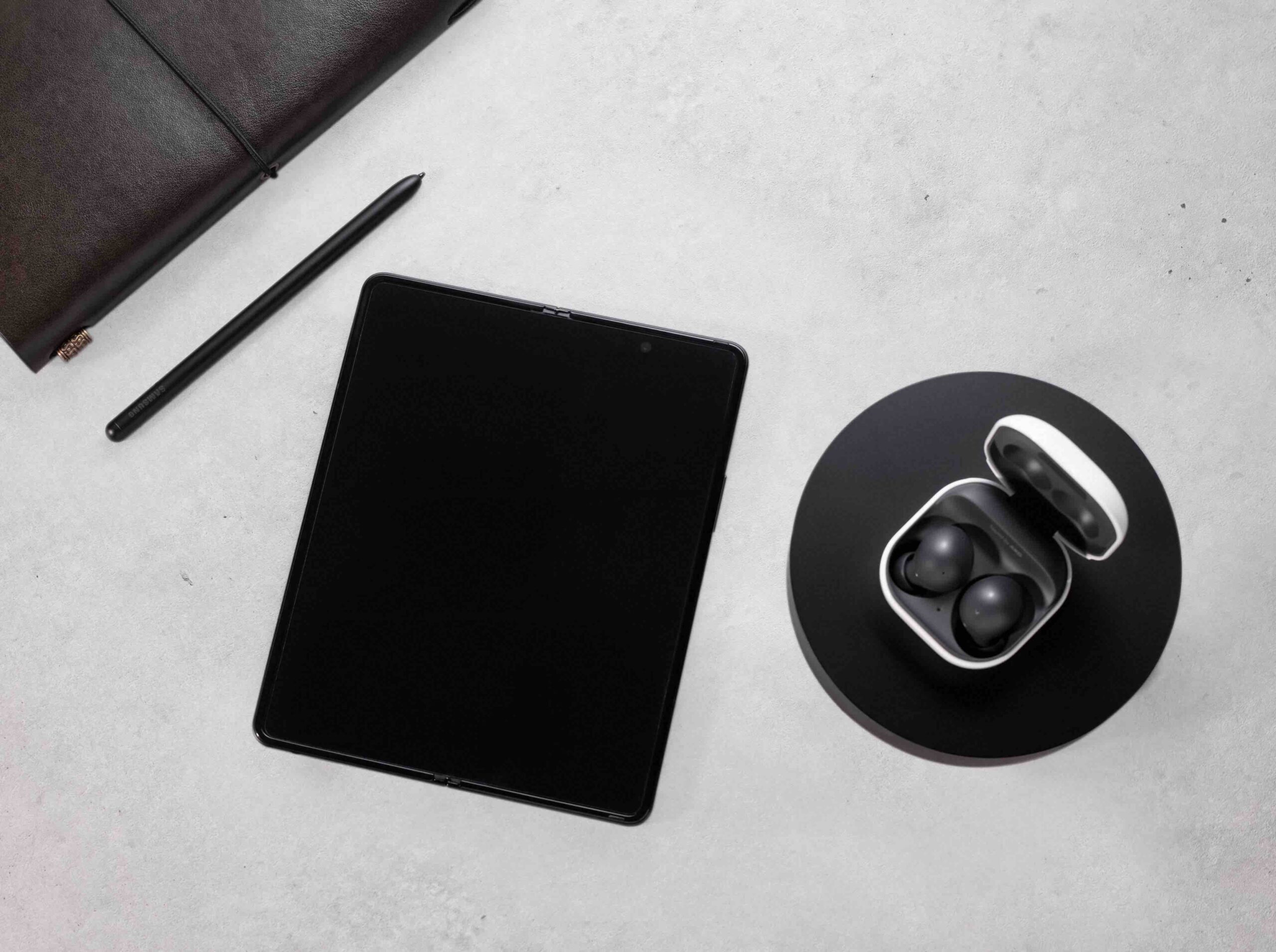 02_03 Q2 Eco System_06_galaxyzfold3_5g_spen_phantomblack_galaxybuds2_graphite_H Samsung Galaxy Z Flip3