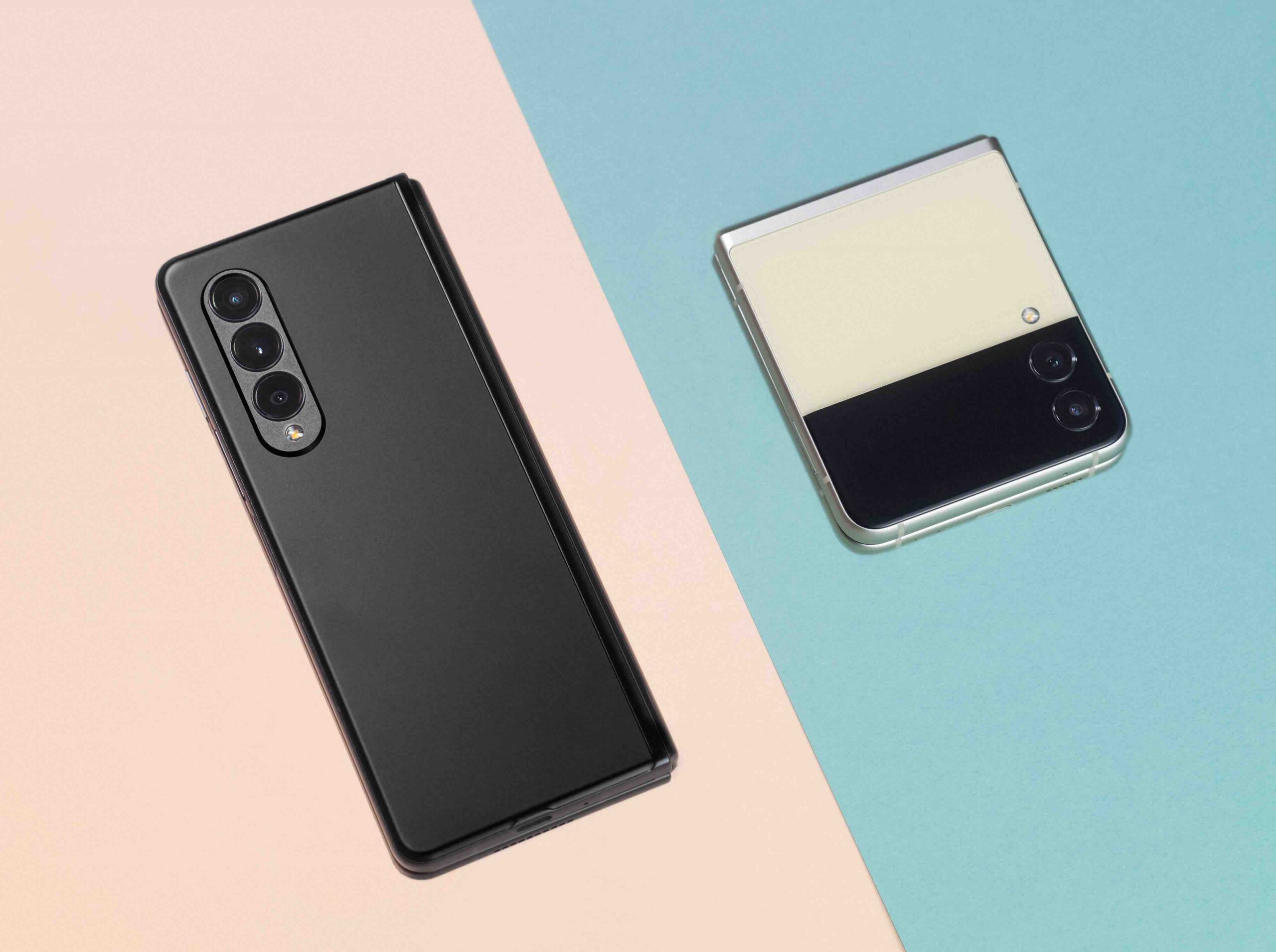 02_04 Q2+B2_01_galaxyzfold3_5g_phantomblack_galaxyzflip3_5g_cream_H Samsung Galaxy Z Flip3