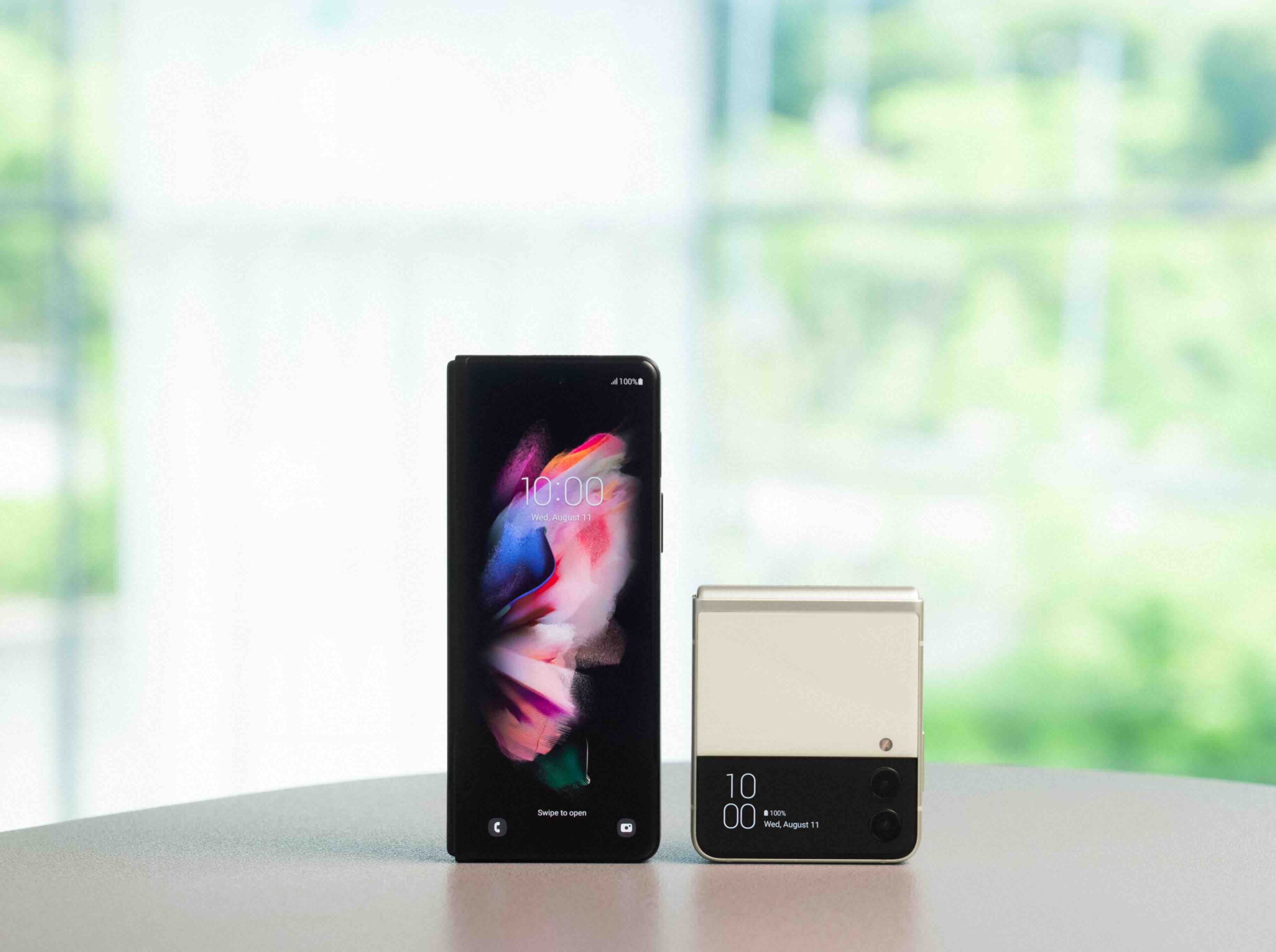 02_04 Q2+B2_02_galaxyzfold3_5g_phantomblack_galaxyzflip3_5g_cream_H Samsung Galaxy Z Flip3