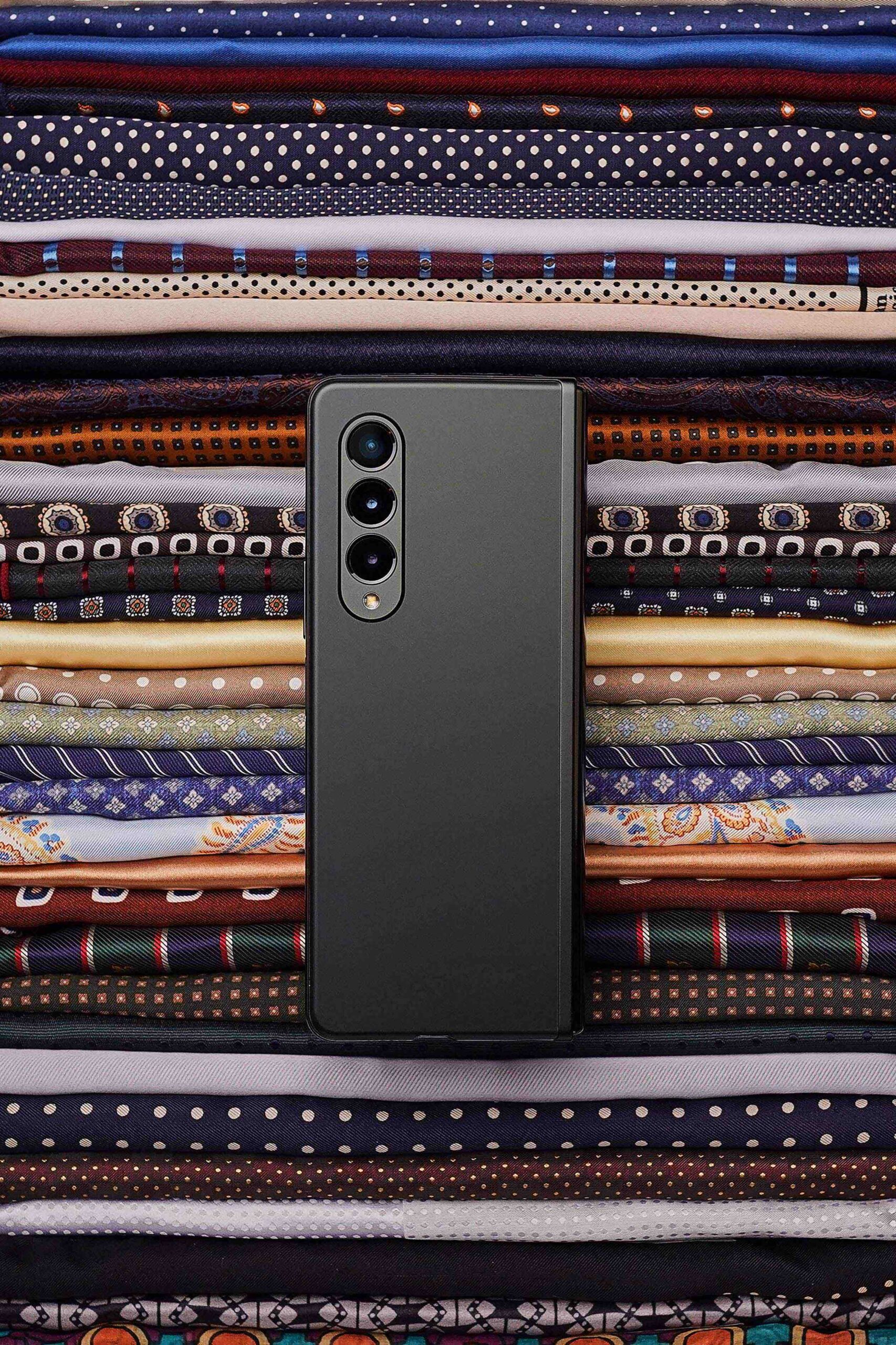 03_01_lifestyle_galaxyzfold3_5g_phantomblack_H Samsung Galaxy Z Flip3