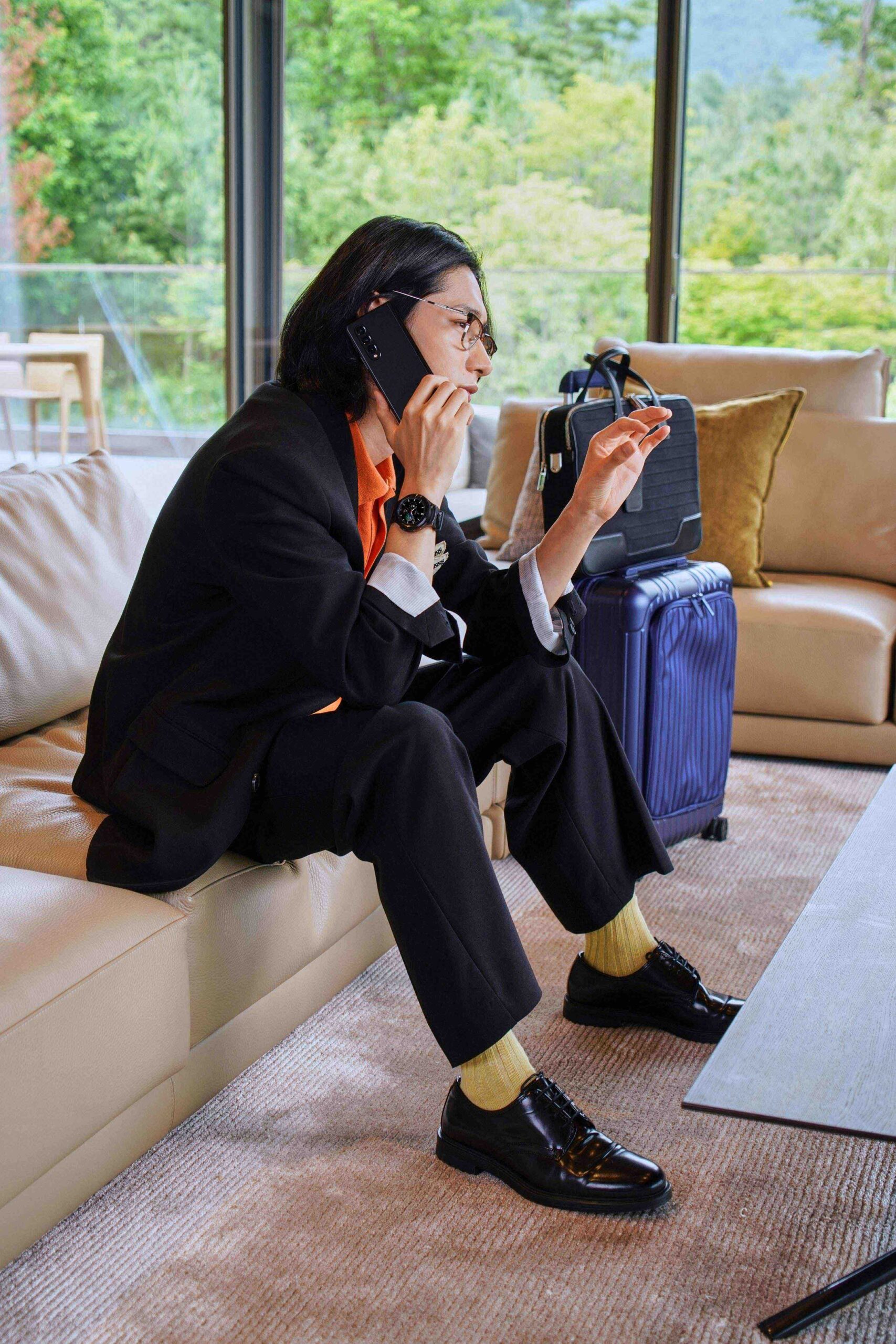 03_06_lifestyle_galaxyzfold3_5g_phantomblack_galaxywatch4classic_black_H Samsung Galaxy Z Flip3