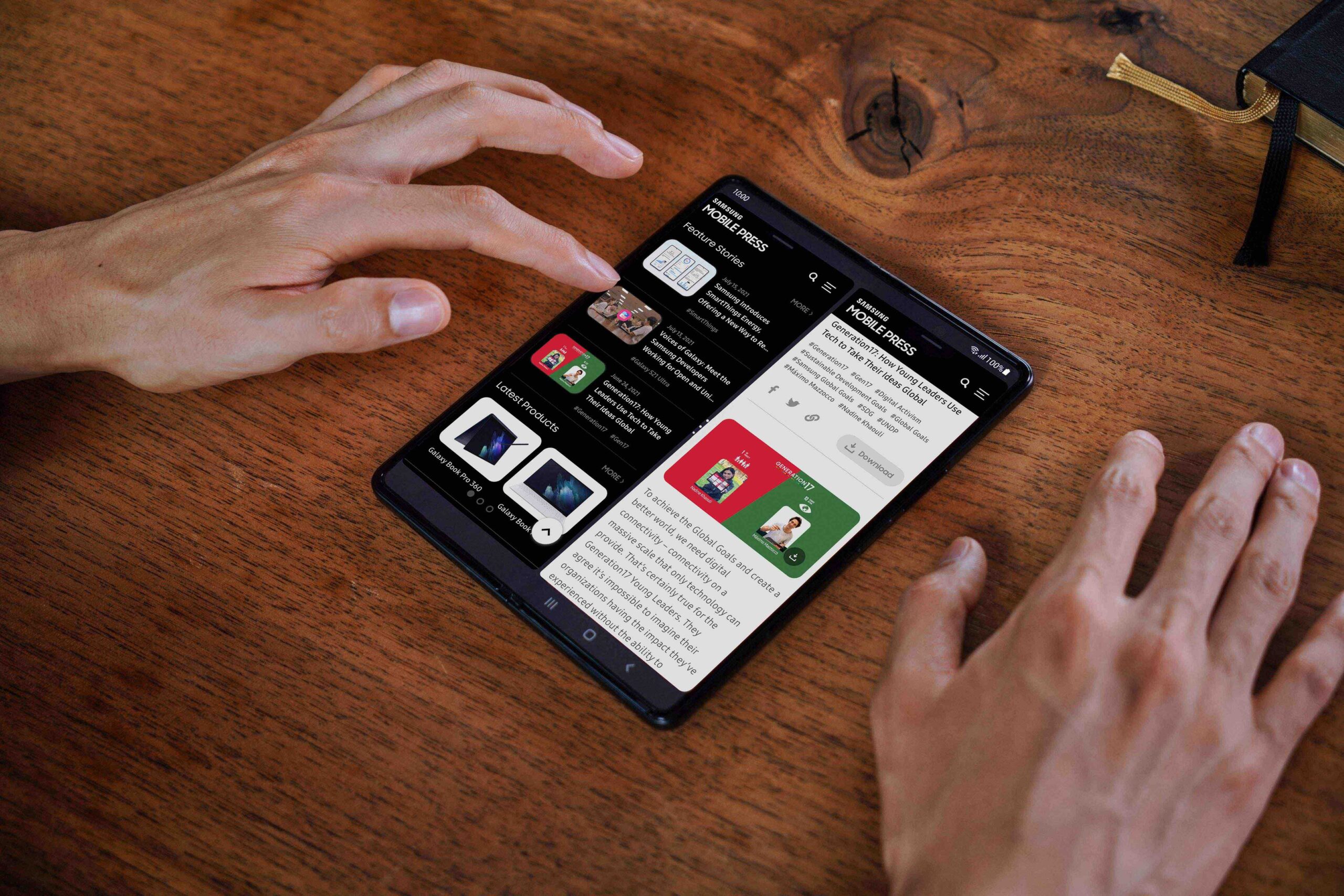 03_09_lifestyle_galaxyzfold3_5g_phantomblack_H Samsung Galaxy Z Flip3