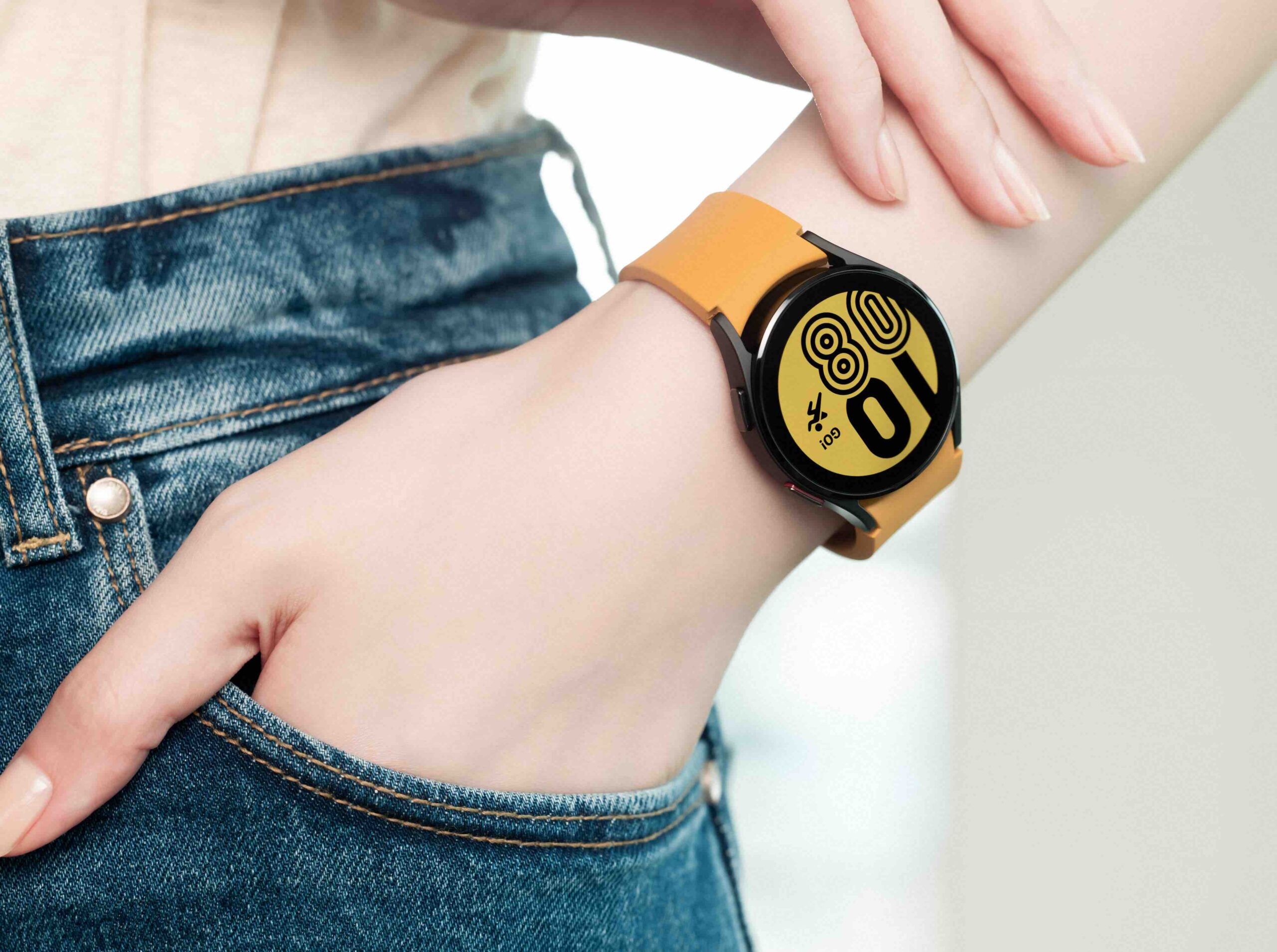 F_02_03 Fresh Product_06_galaxywatch4_handson_black_H Galaxy Watch 4