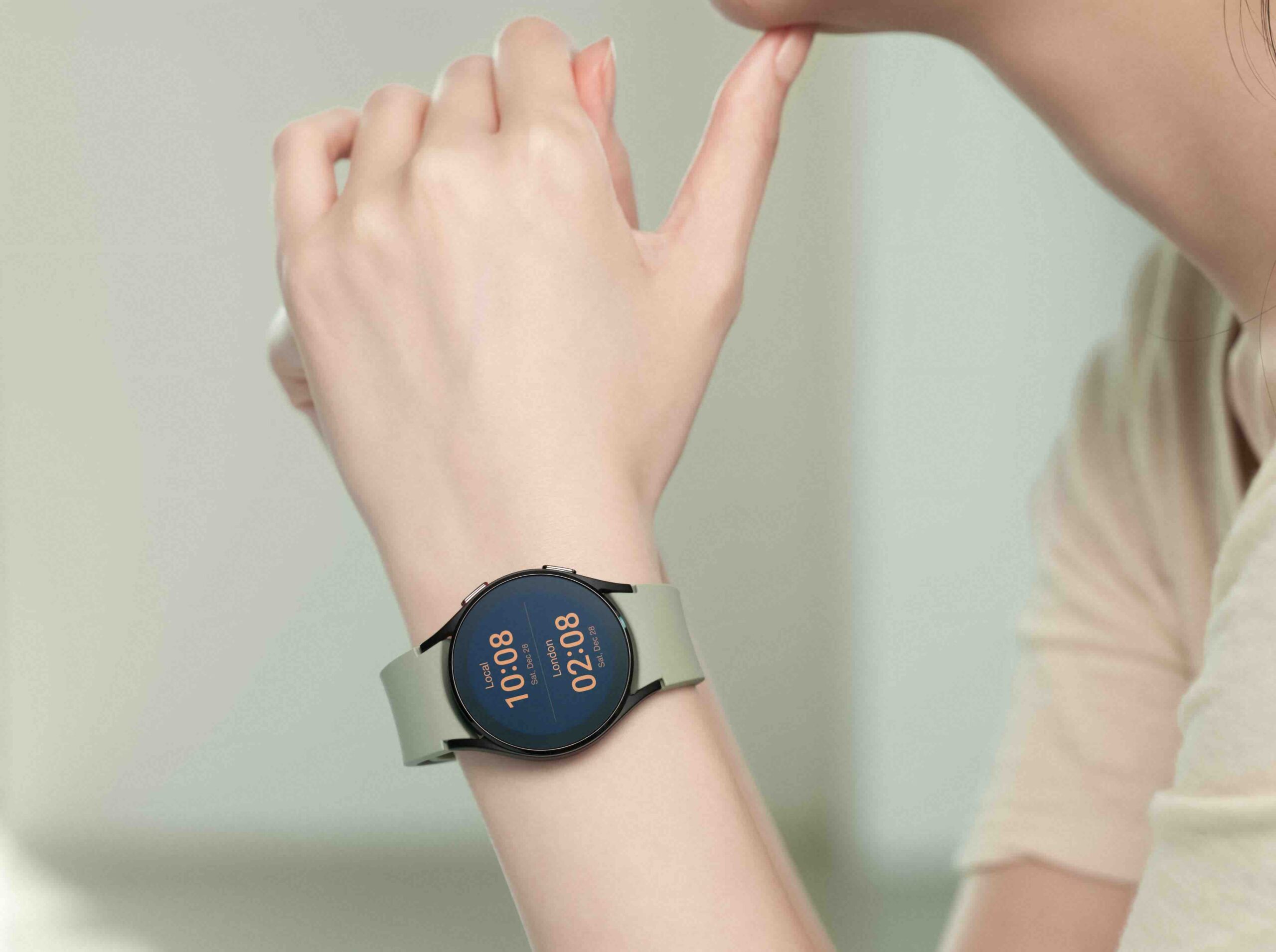 F_02_03 Fresh Product_08_galaxywatch4_handson_black_H Galaxy Watch 4