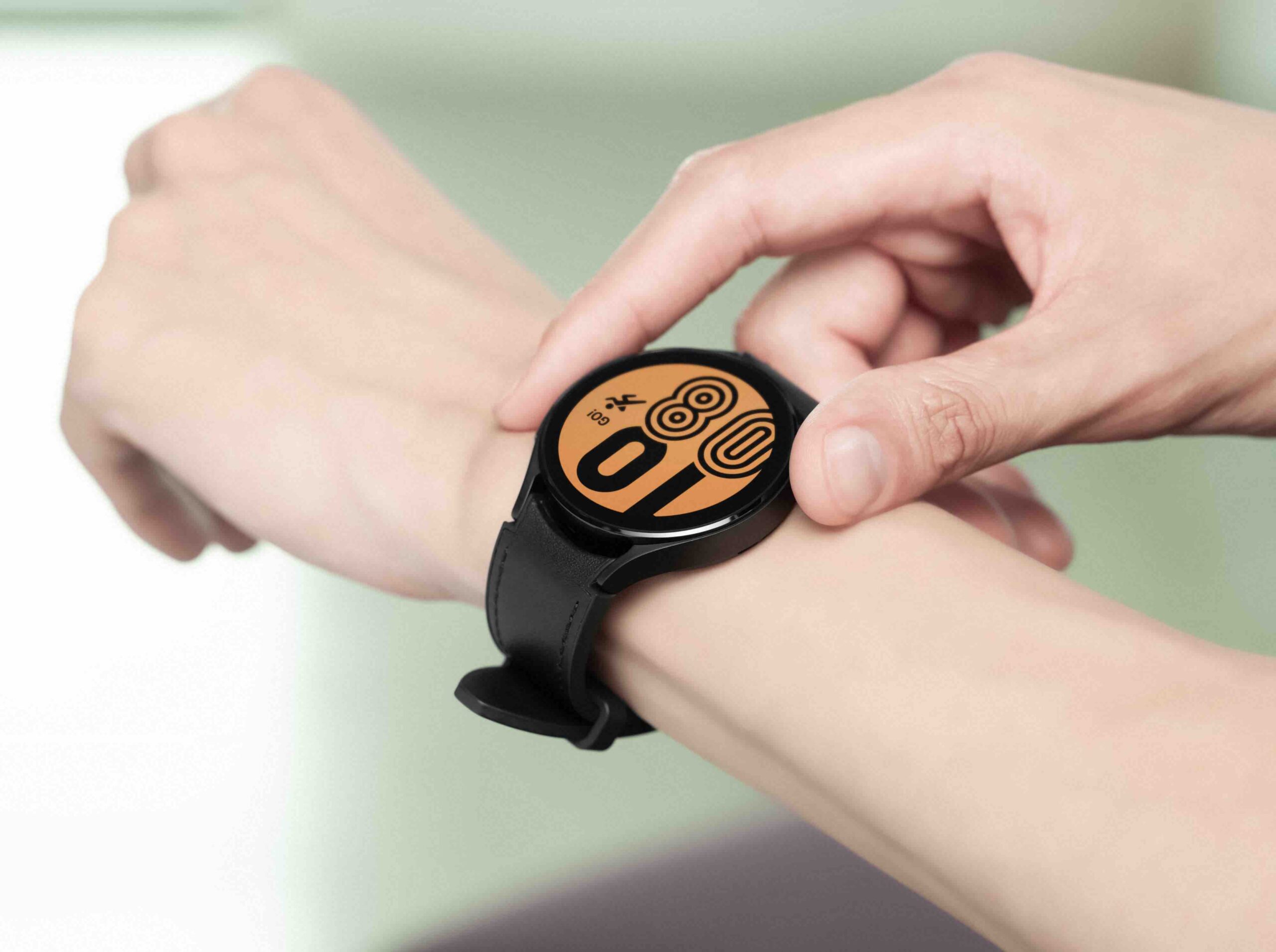 F_02_03 Fresh Product_13_galaxywatch4_handson_black_H Galaxy Watch 4