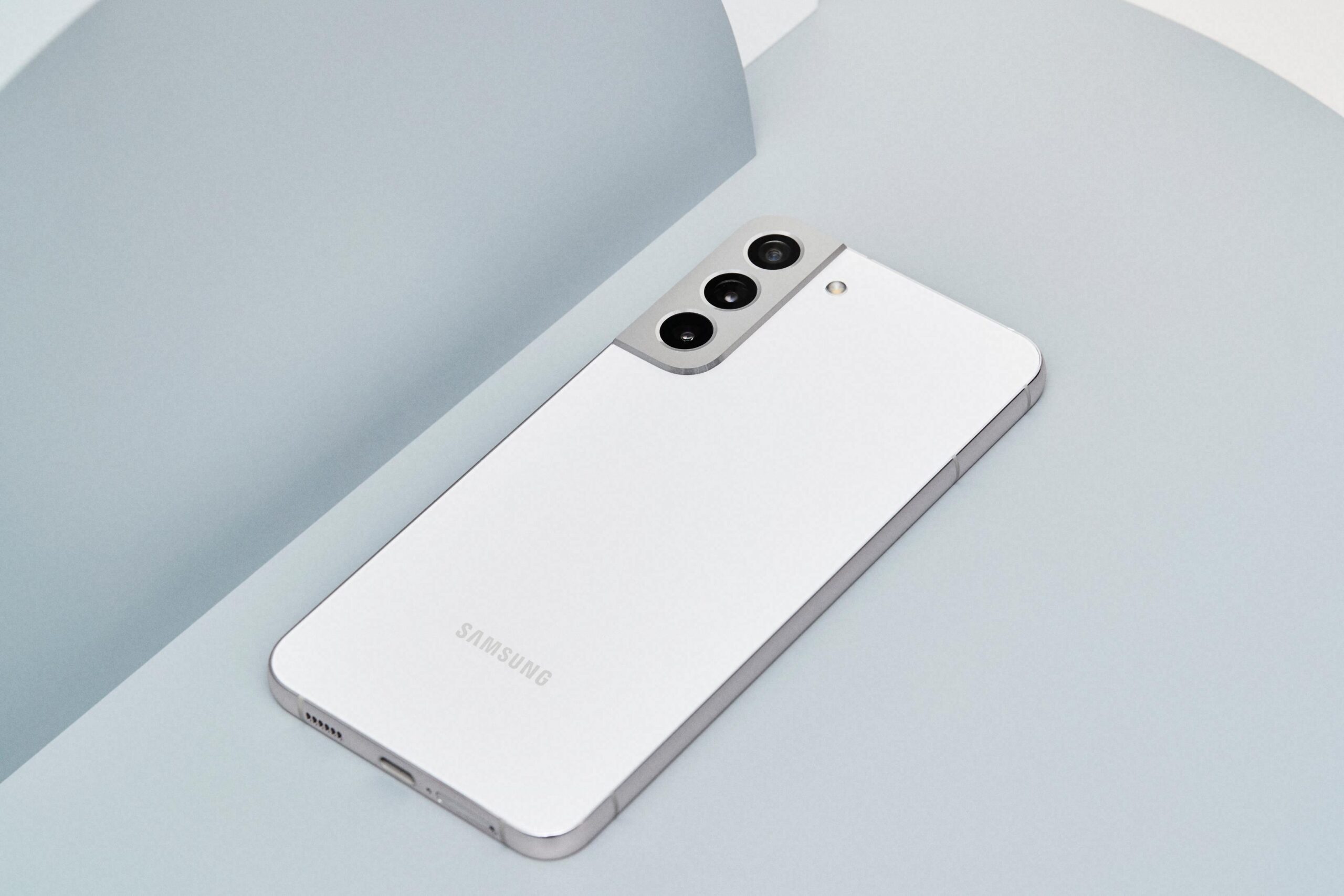 1-01 Galaxy S22 Plus_Back1_Phantom White_design_LI Samsung