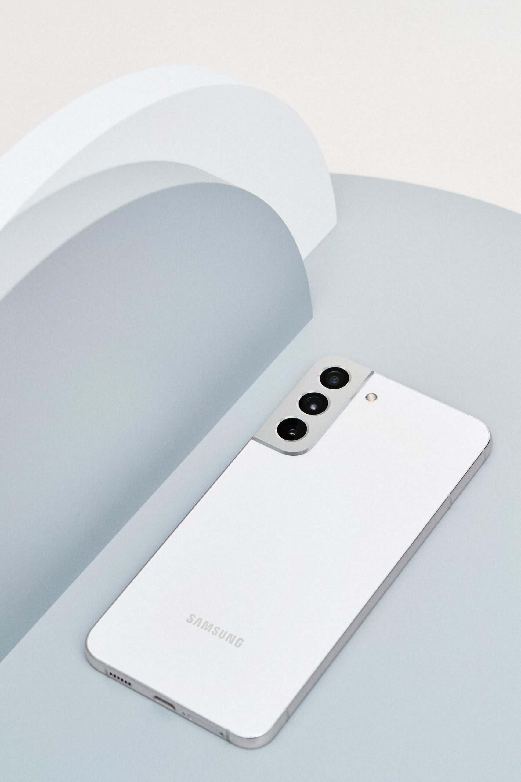 1-02 Galaxy S22 Plus_Back2_Phantom White_design_LI Samsung