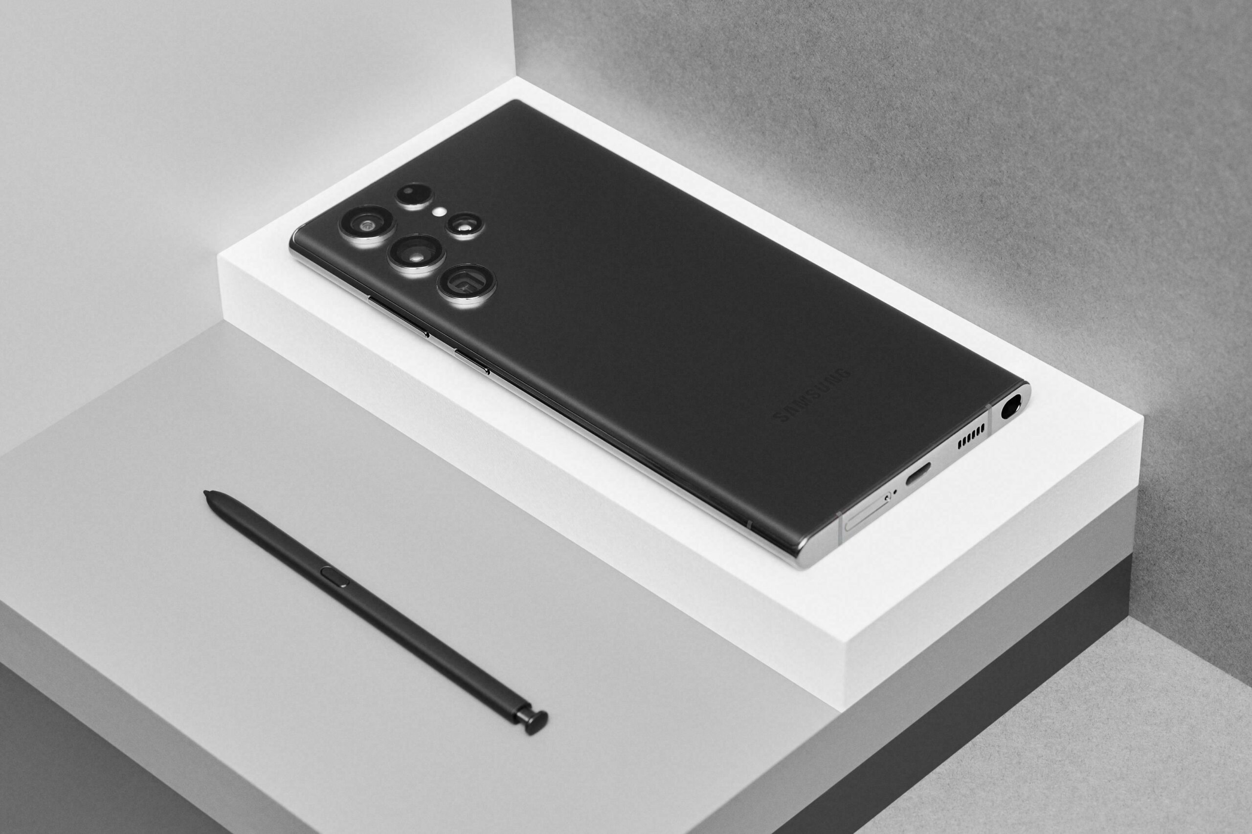 1-11 Galaxy S22 Ultra_Back3_Phantom Black_design_LI