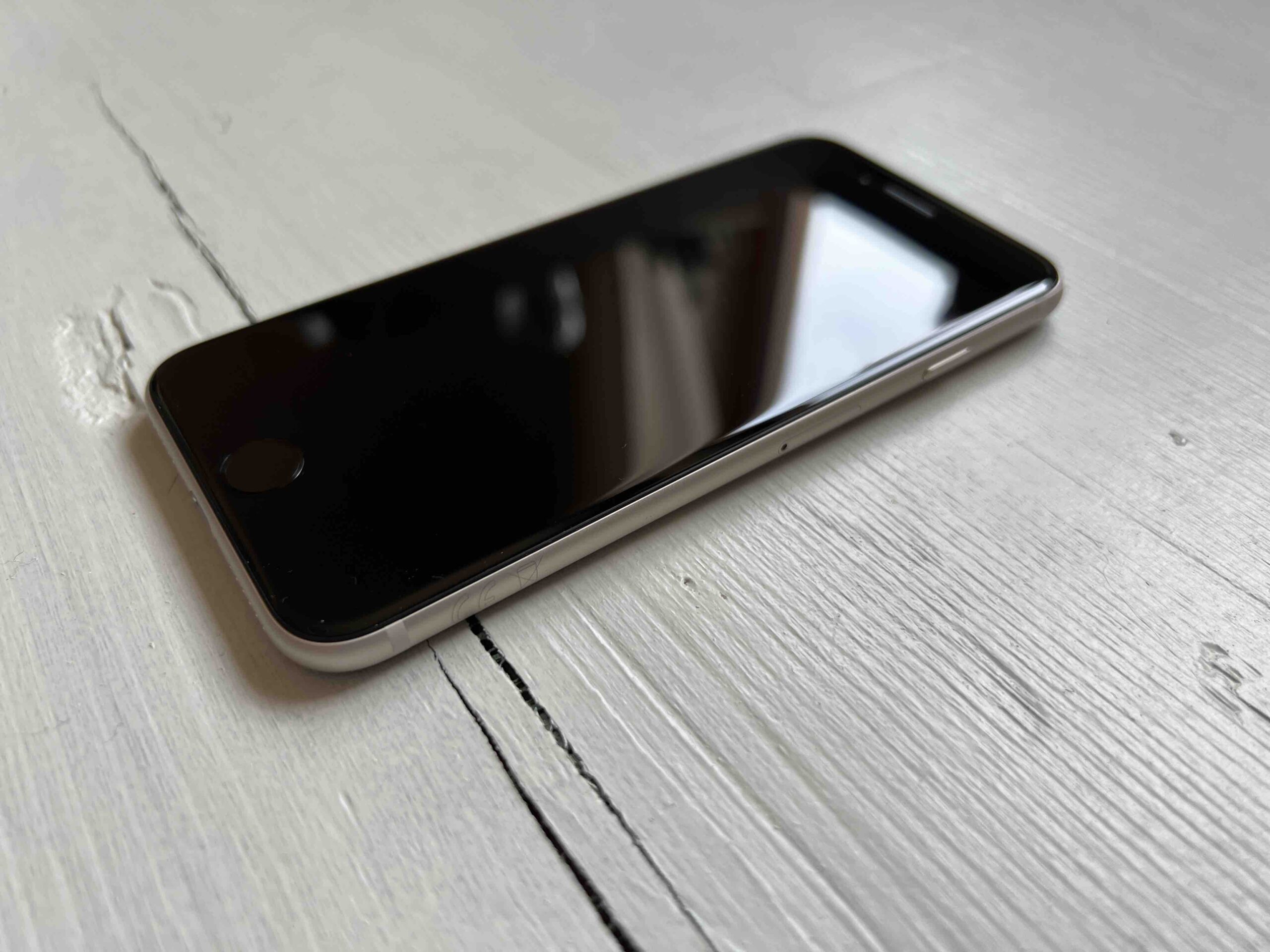 iPhone SE 3 21