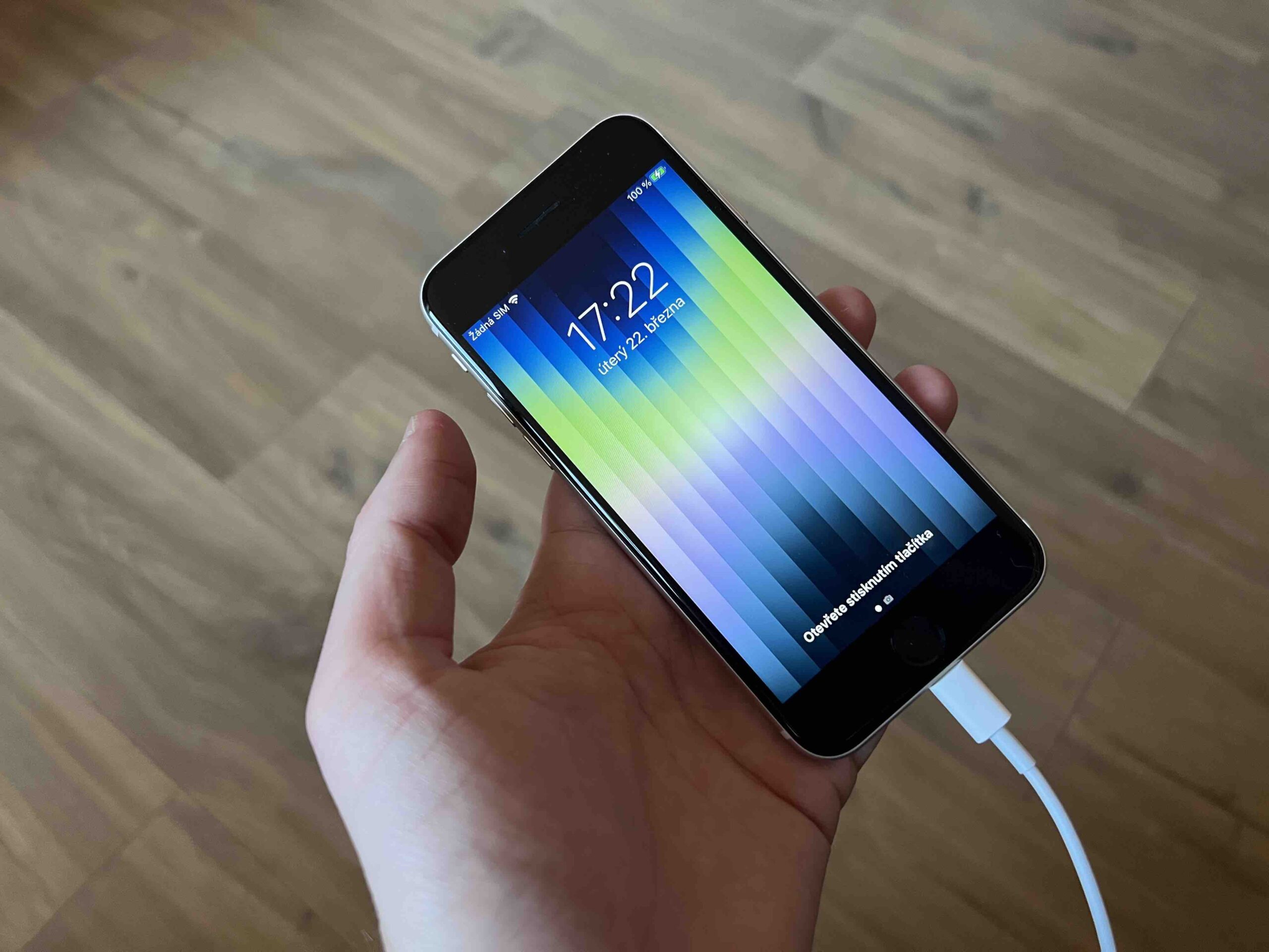 iPhone SE 3 nabíjení 1