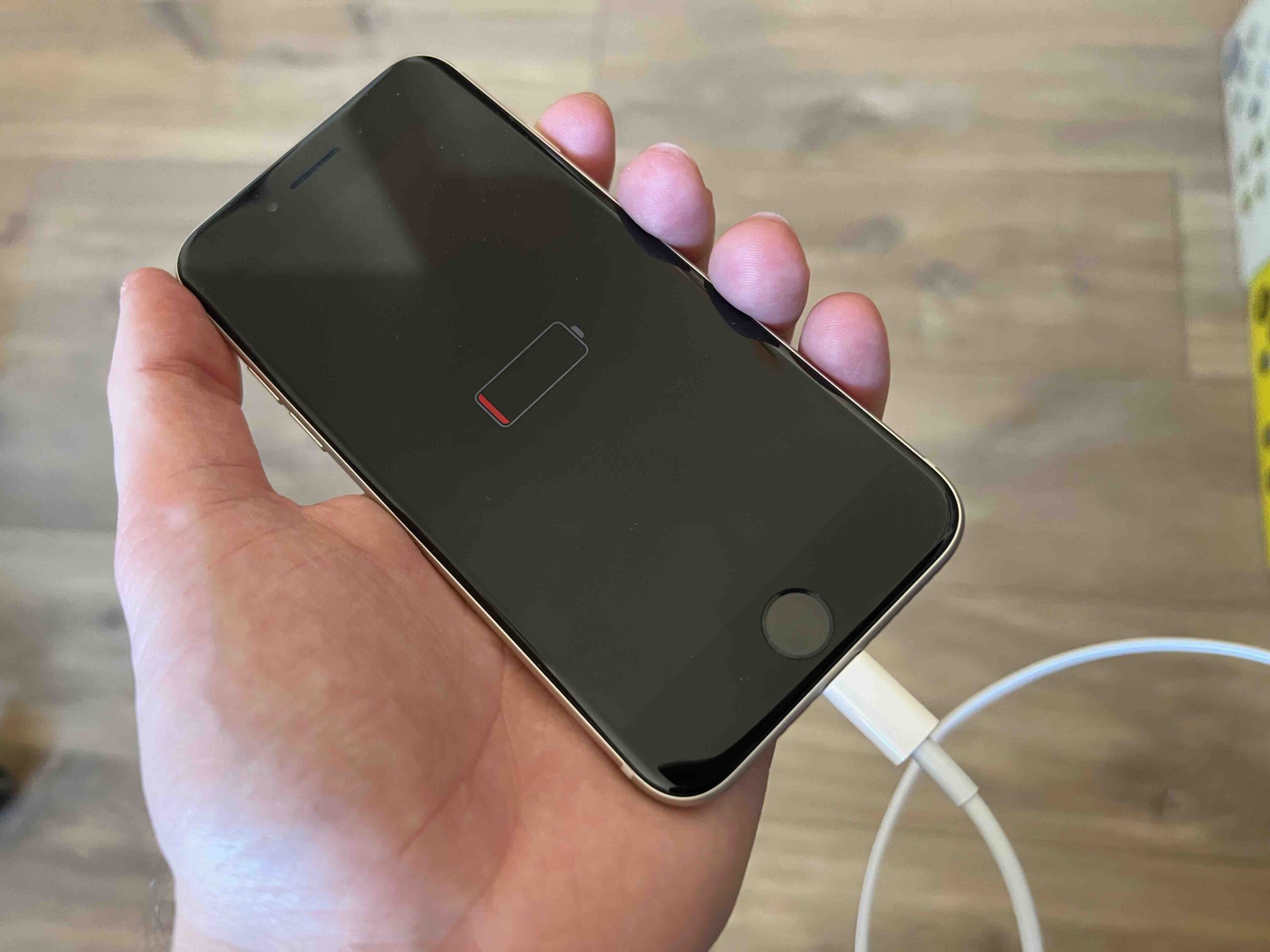 iPhone SE 3 nabíjení 2