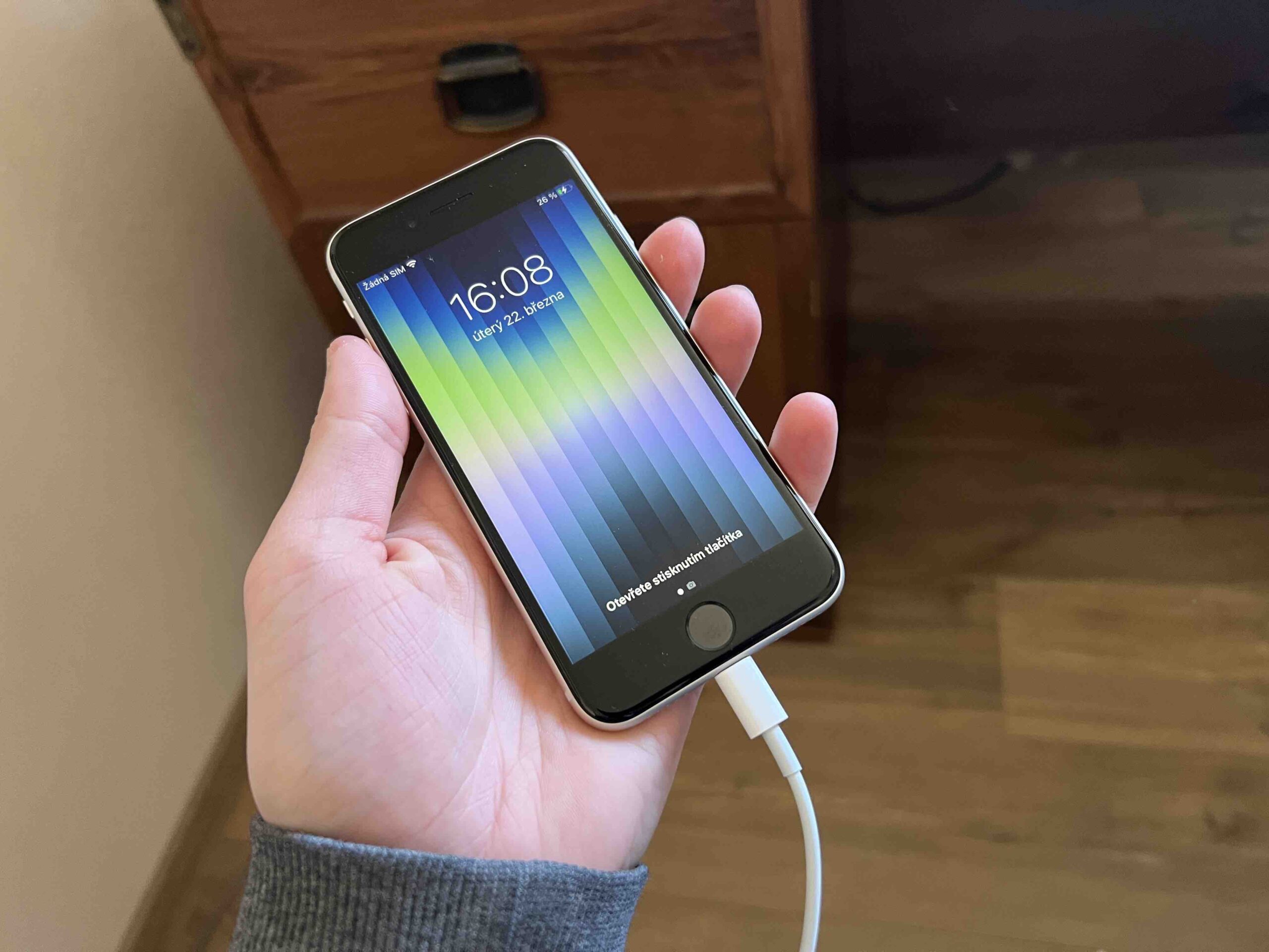 iPhone SE 3 nabíjení 3