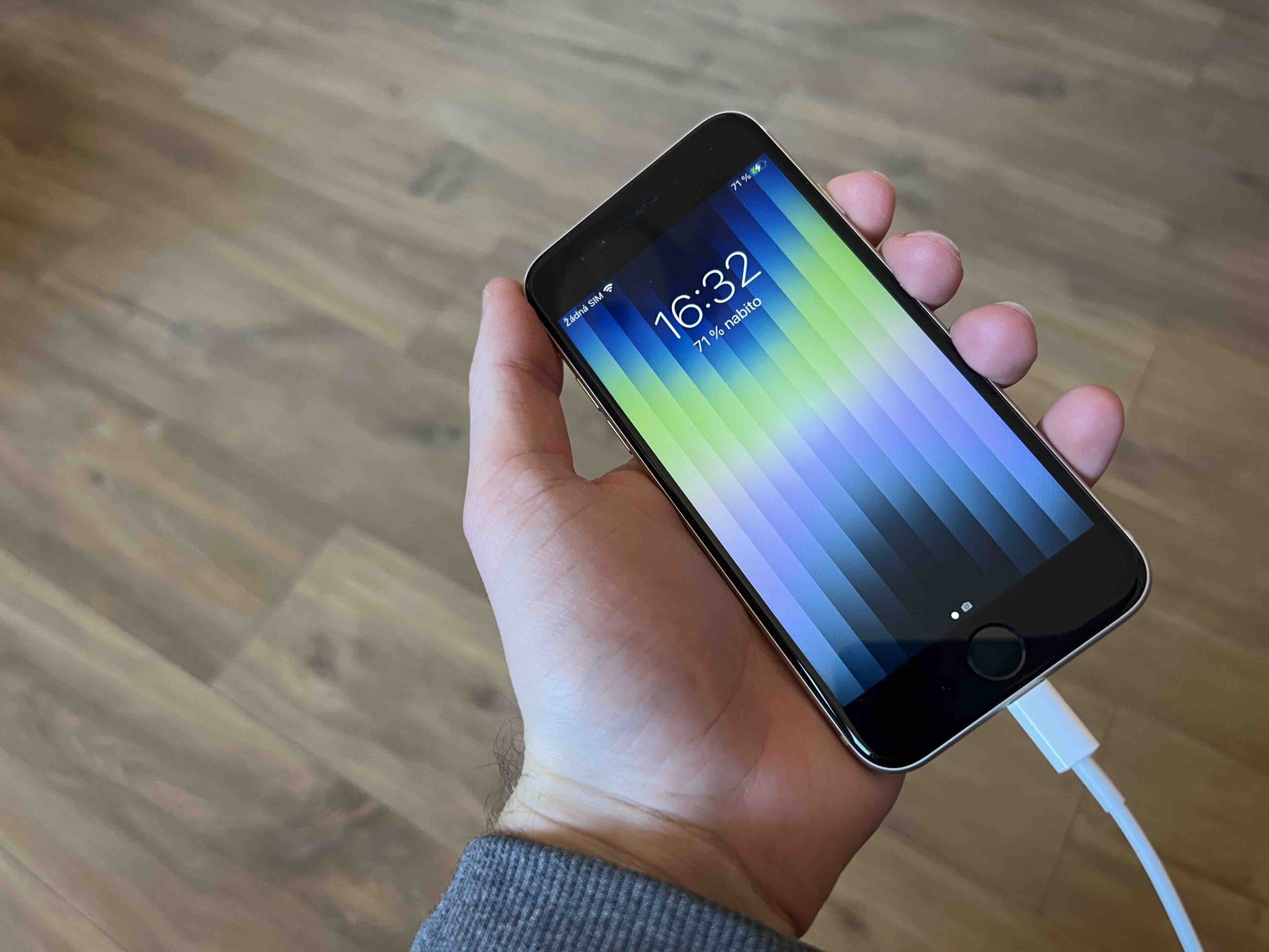 iPhone SE 3 nabíjení 4