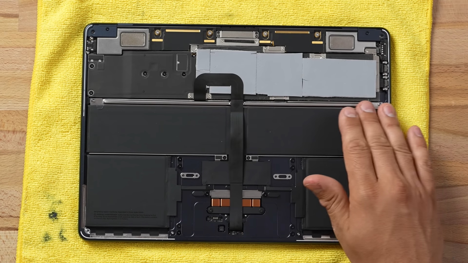 macbook air m2 s teplovodivymi podlozkami max tech MacBook Air M2 s teplovodivými podložkami