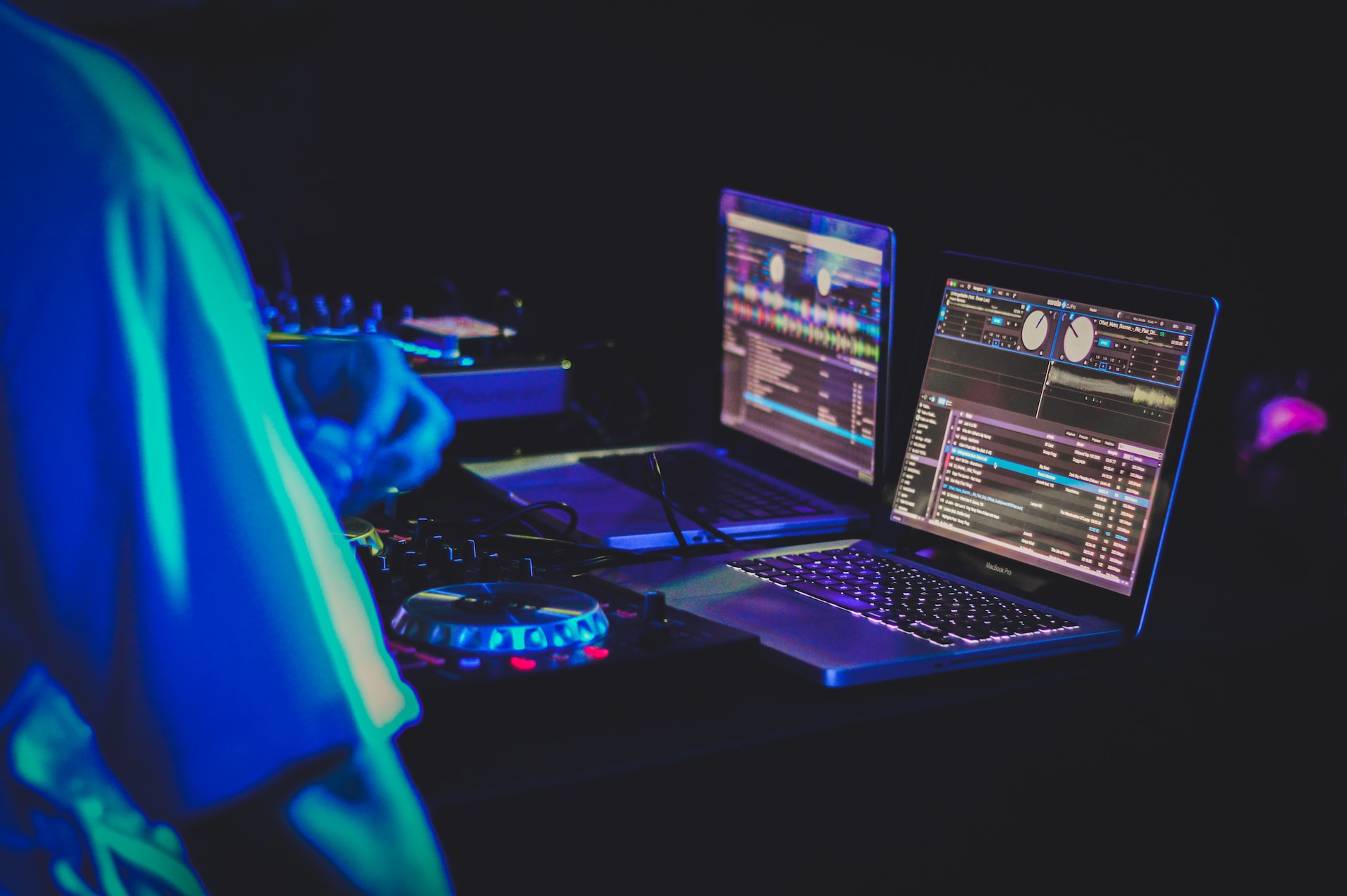 dj a macbook DJ a MacBooky