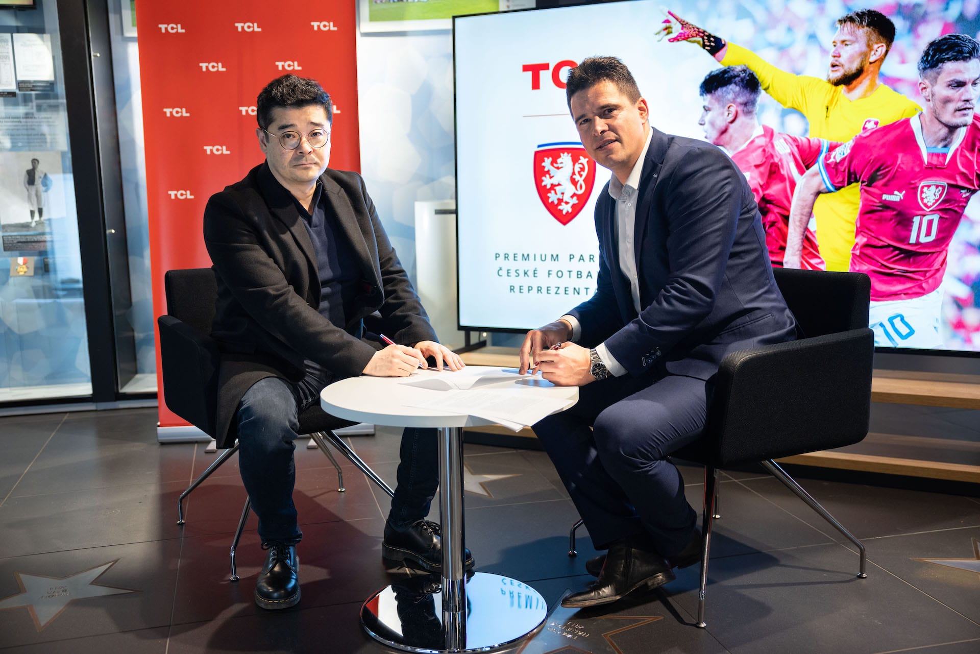 TCL Premium Partner CZ footbal team _ Easton Kim _ Tomas Sluka TCL partnerství s českou fotbalovou reprezentací