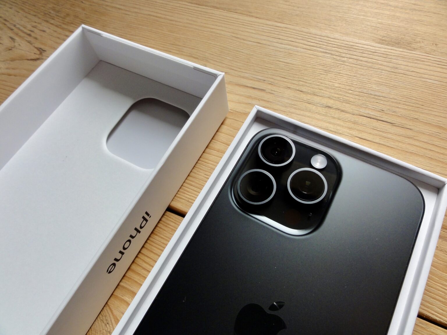 Unboxing iPhone 15 Pro Max v podání jablíčkáře – Jablíčkář.cz