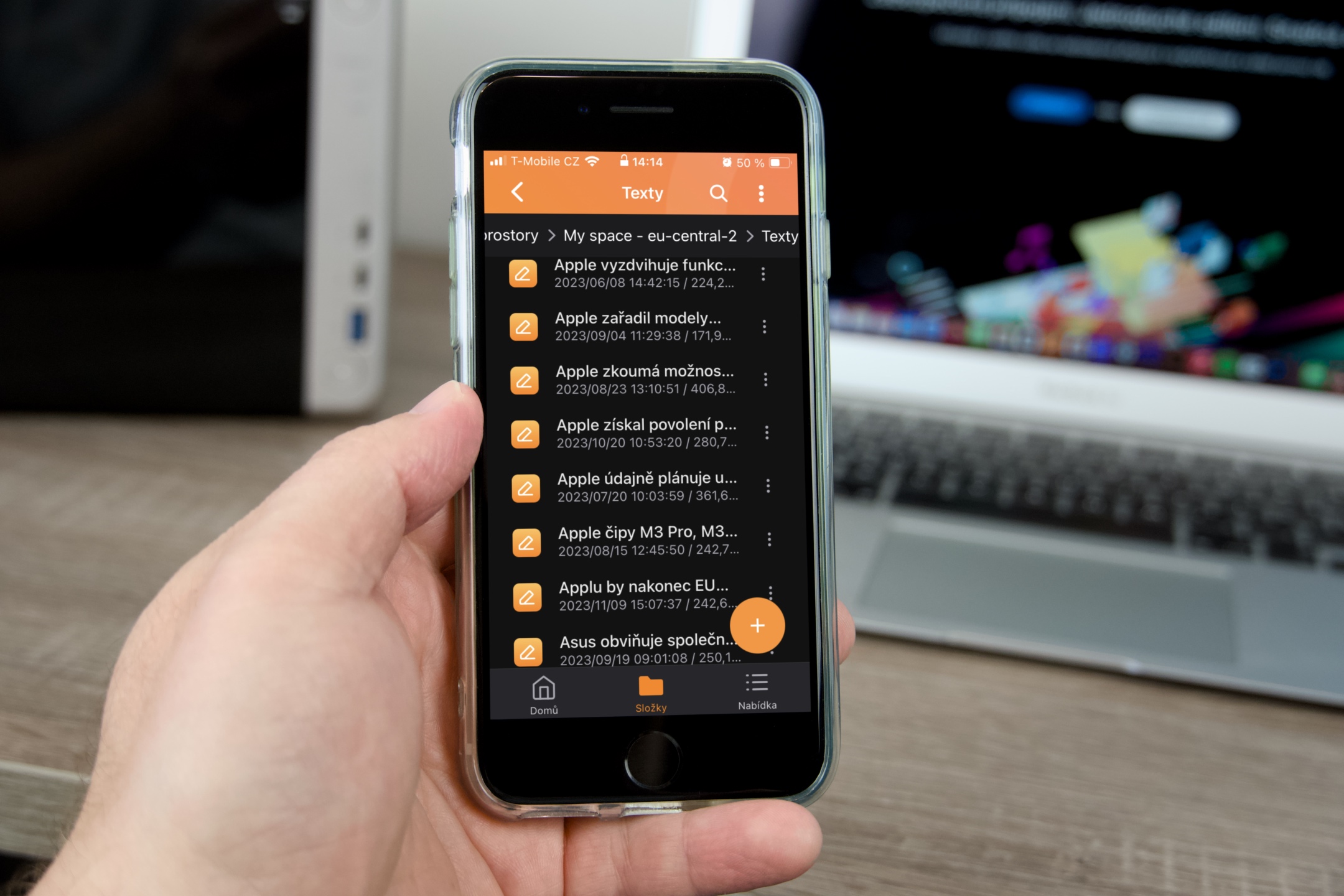 03 QNAP myQNAPcloud Storage - Qfile Pro hand 03 QNAP myQNAPcloud Storage Qfile Pro hand