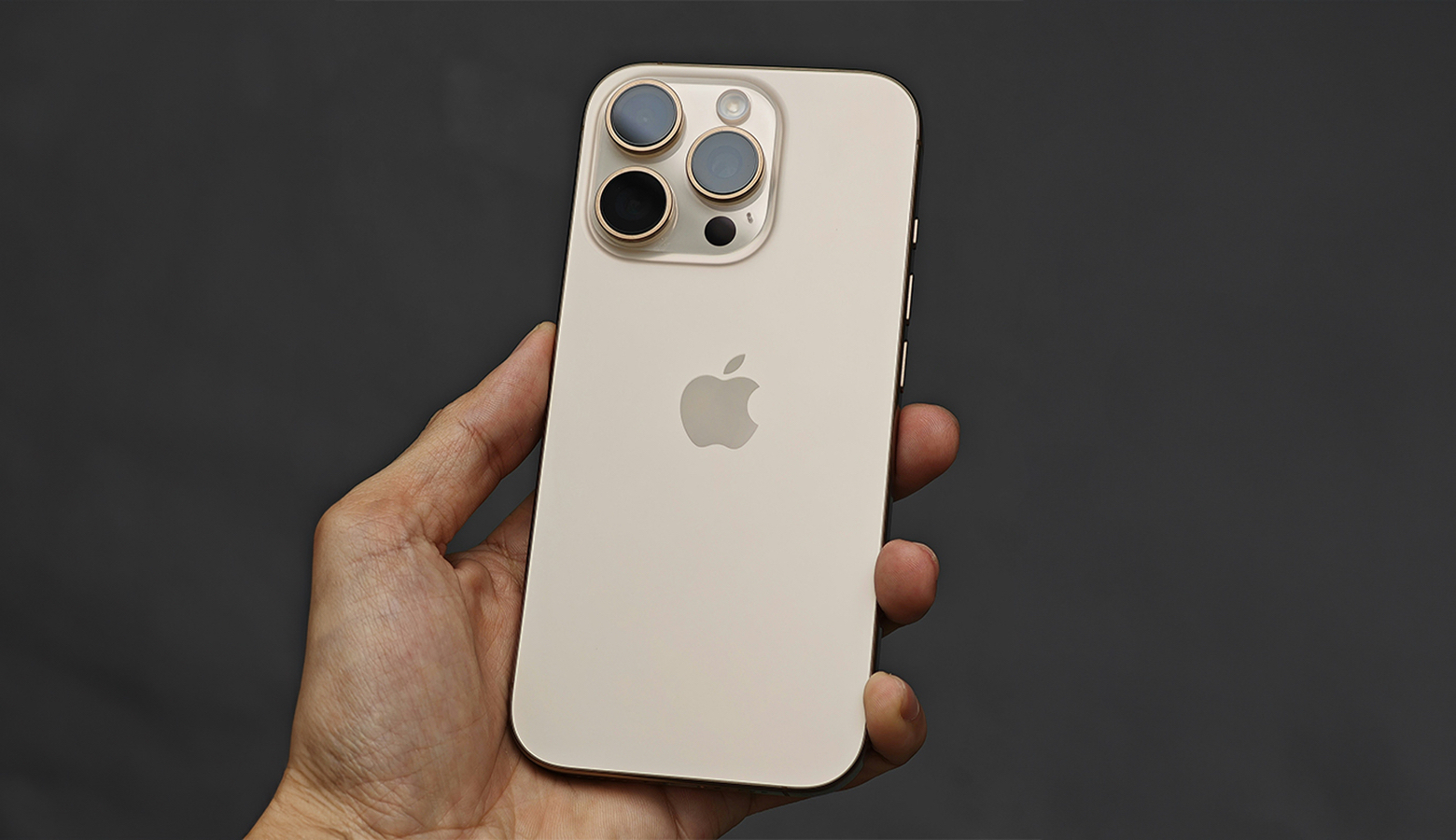1560_900_iPhone_16_Pro_Max_gold 1560_900_iPhone_16_Pro_Max_gold