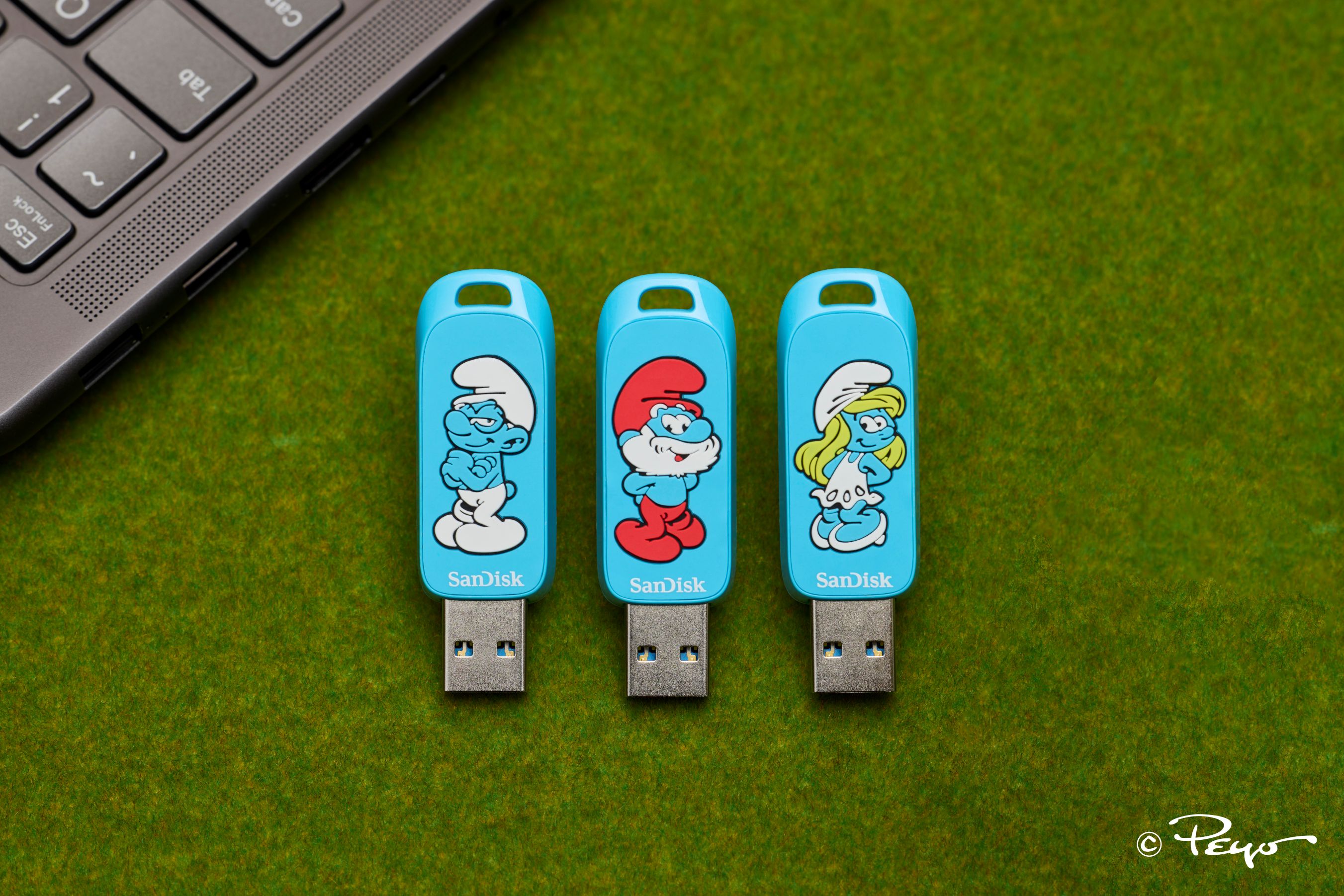 SNDK Smurfs USB Lifestyle Image 17