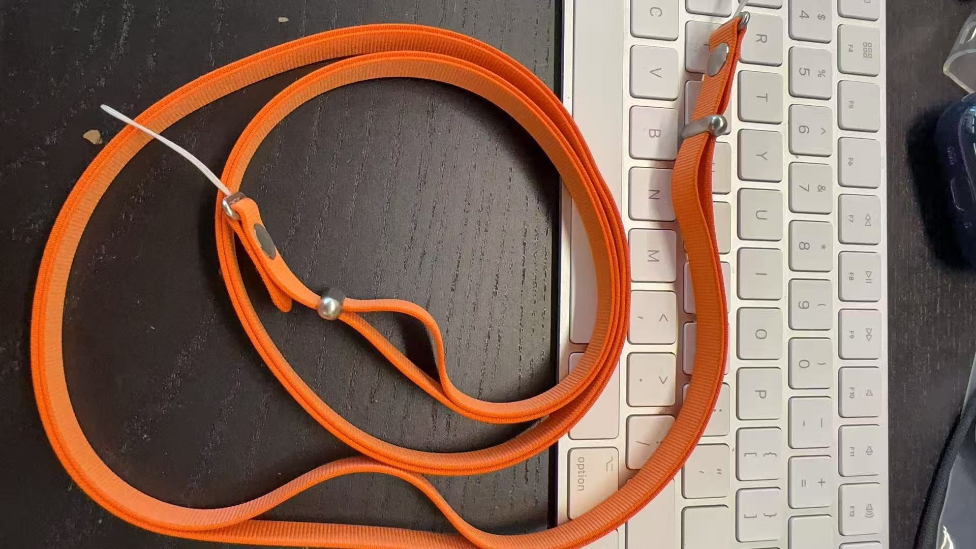 Apple iPhone 17用の新しいアクセサリーを準備中。オレンジ色の