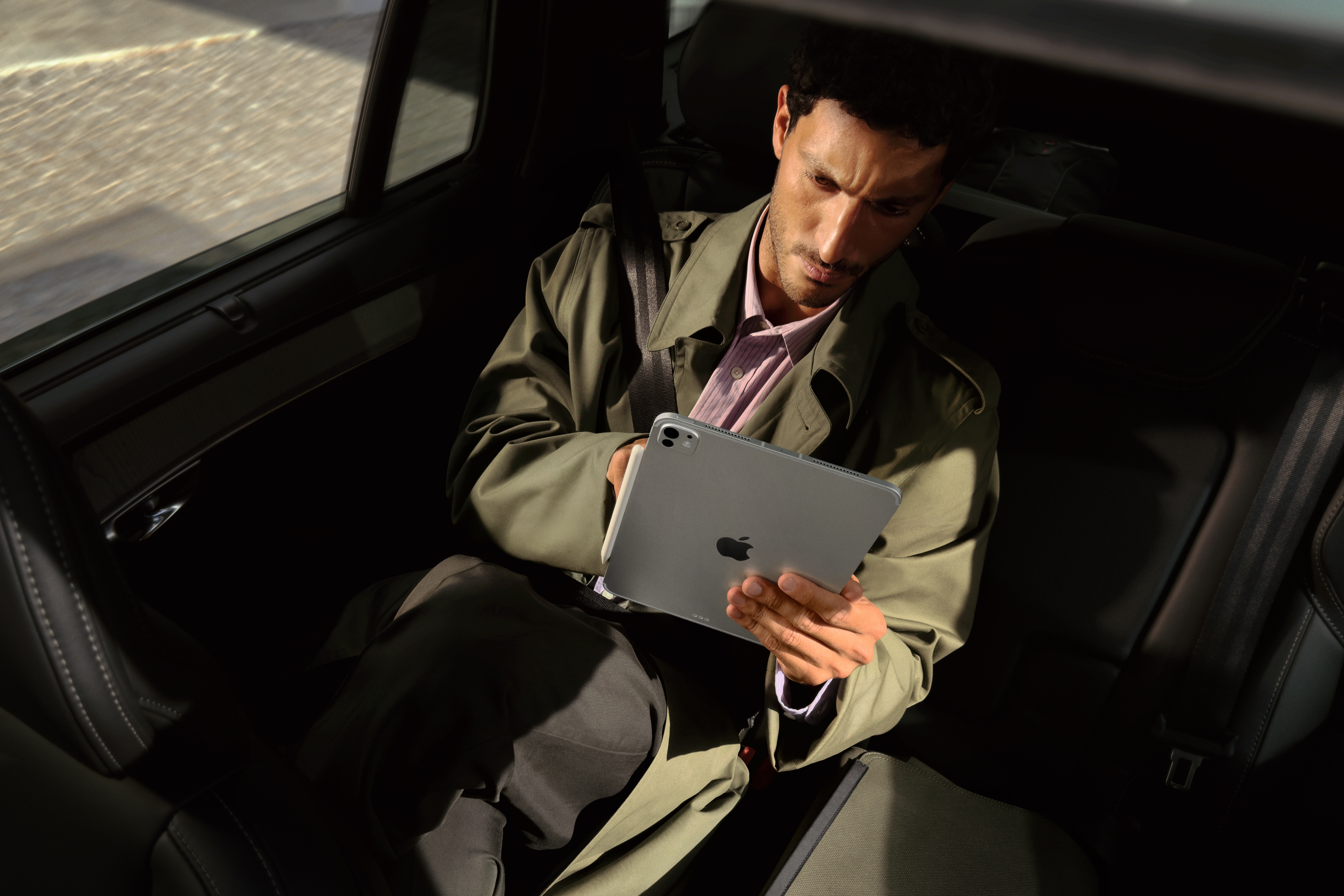 Apple-iPad-Pro-lifestyle-251015 Apple iPad Pro lifestyle 251015