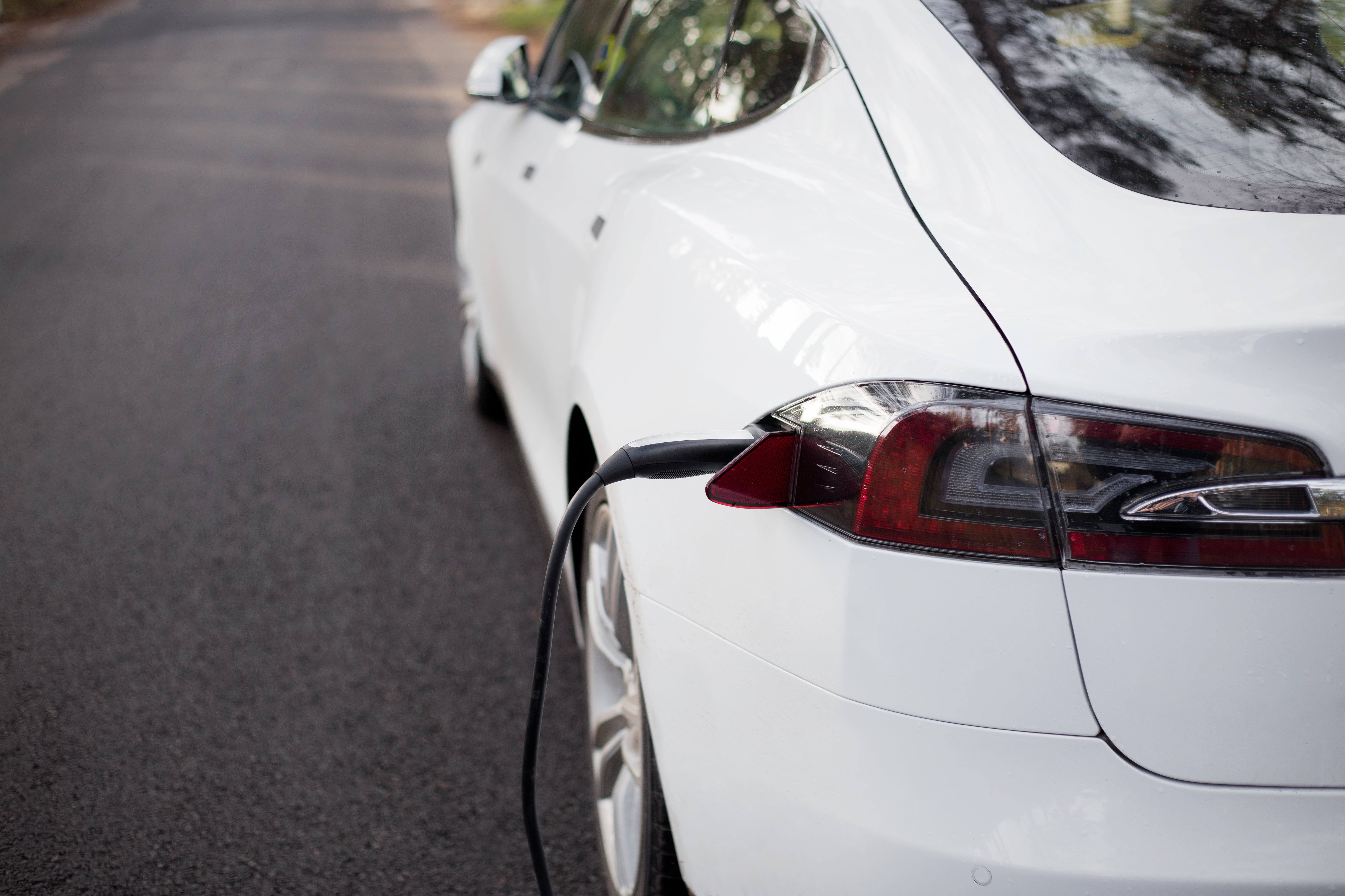 Tesla z najhoršieho vonku