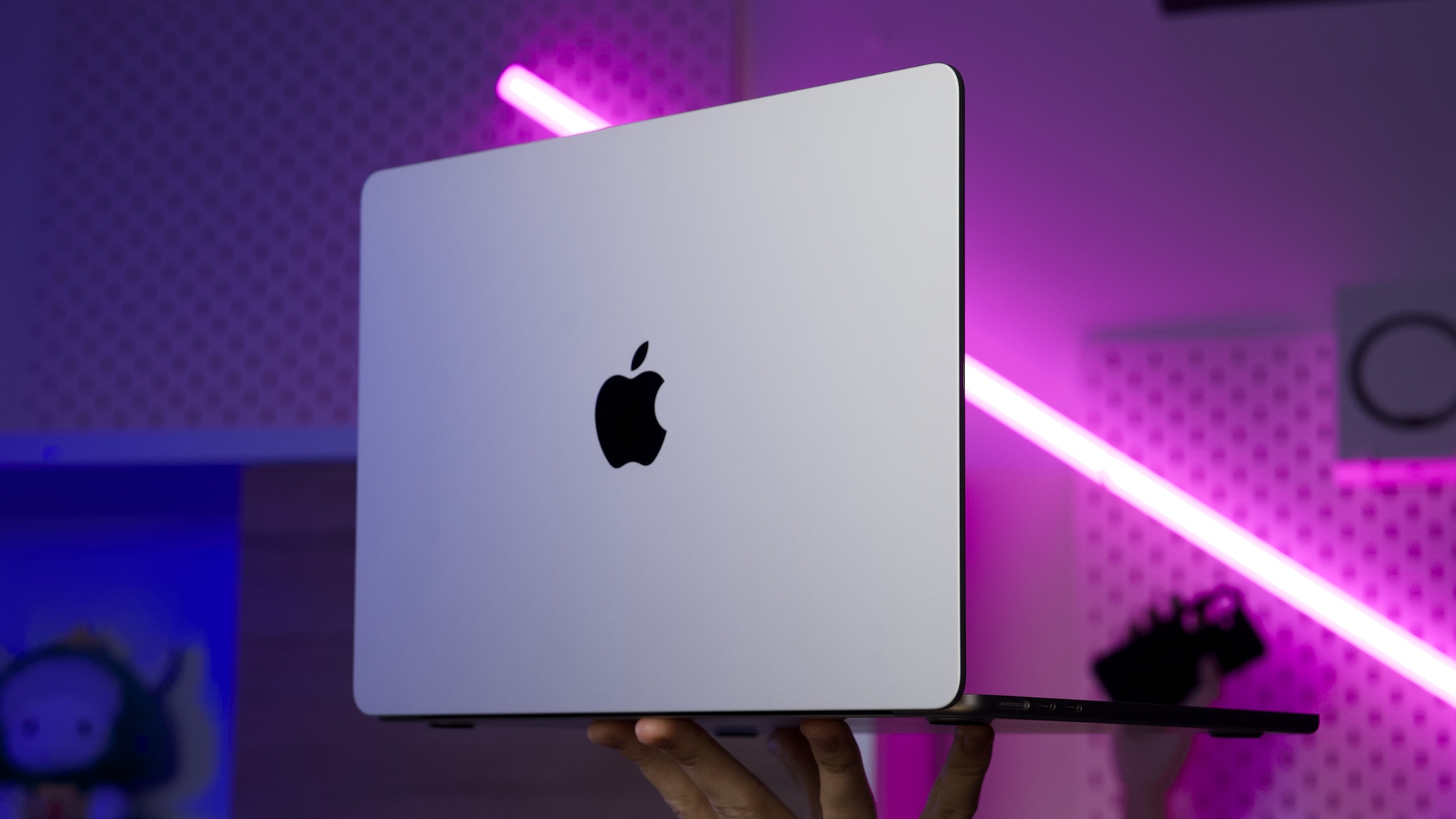 1920 1080 MacBook Air M4 hand